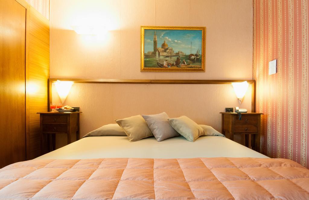 Holiday Rooms Antica Badia Вольтерра Номер фото